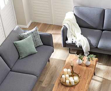 Sofa in Grau mit Couchtisch in Holz