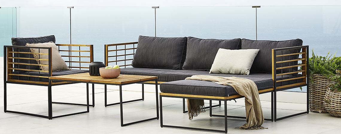 Garten-Lounge-Set mit einem Stuhl, einem Tisch und einem Sofa mit einem Liegeplatz auf einem großen Balkon