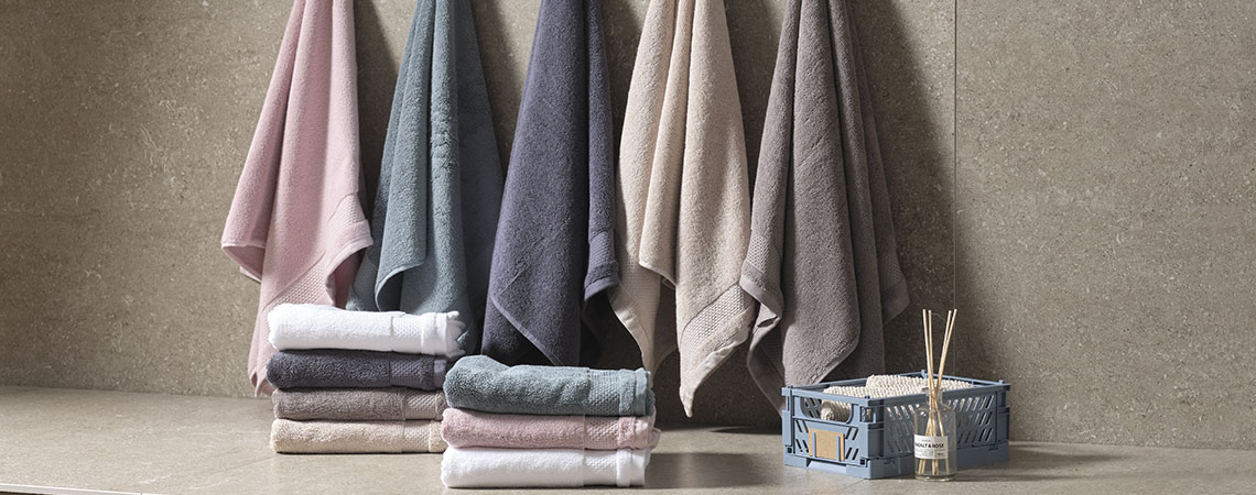 Handtücher in verschiedenen Farben in einem Badezimmer 