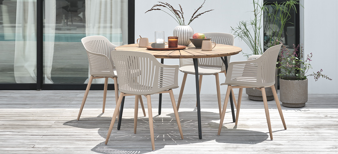Gartentisch aus massivem Akazien-Hartholz und Gartenstühle aus Kunststoff mit Stahlbeinen 