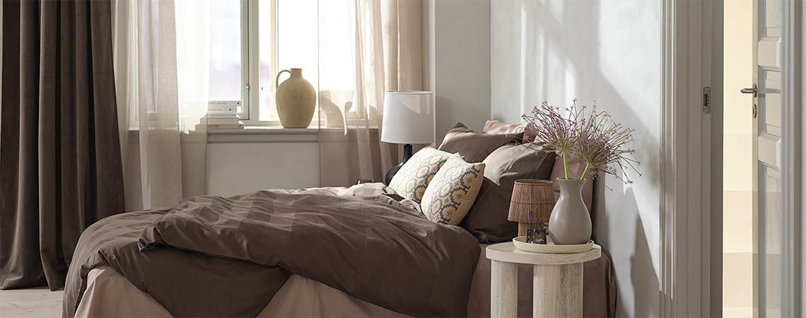 Bett mit Bettwäsche, inklusive Bettlaken, Bettbezug und Kissenbezugcover