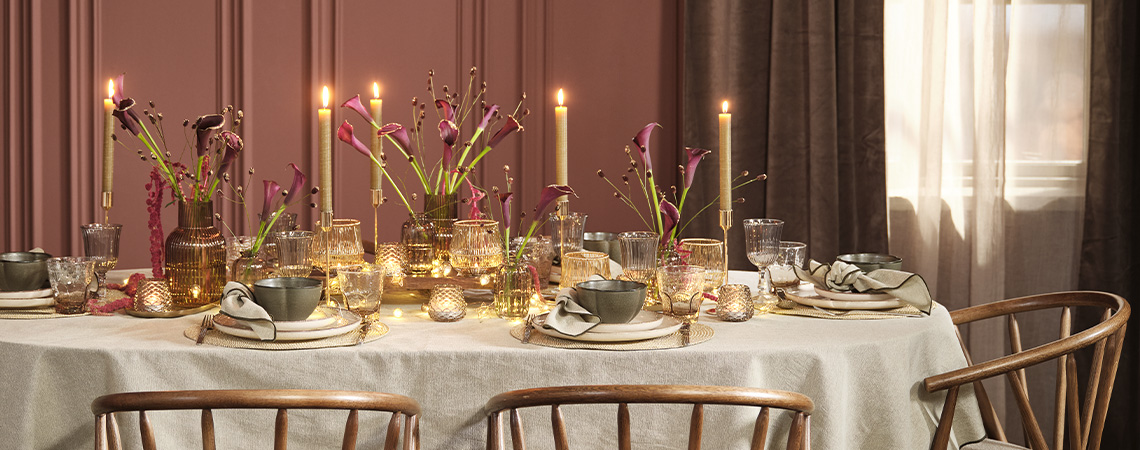 Weihnachtstisch mit festlicher Dekoration für die Feiertage Festlich gedeckter Weihnachtstisch in tiefen Farben wie Burgunder, Grün und Grau