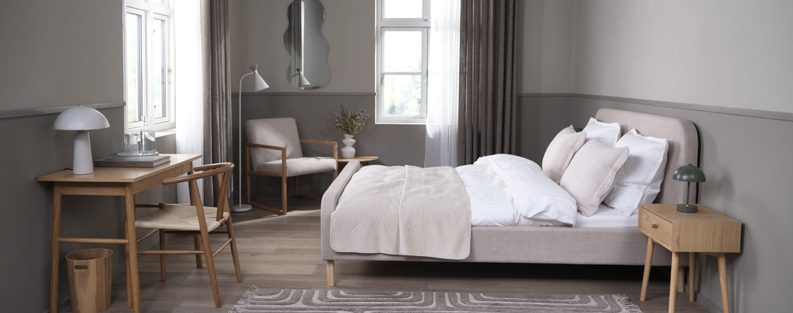 KONGSBERG Bettgestell und HOKKSUND Nachttisch Gepolstertes Bettgestell in einem Schlafzimmer mit Arbeitsbereich