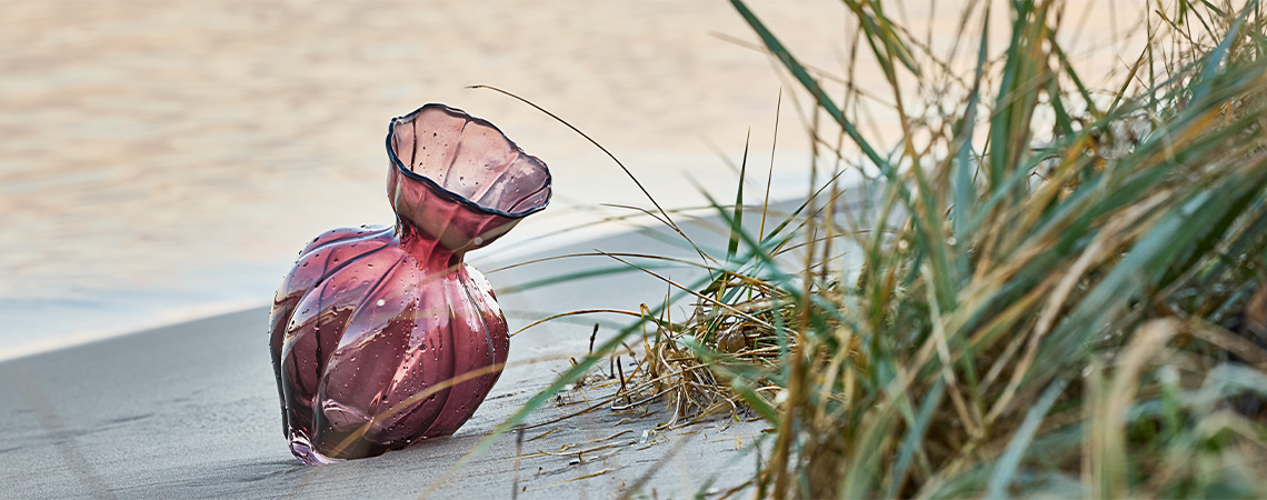 VILMER Vase Dekorative Glasvase in auberginefarbenem Glas am Strand