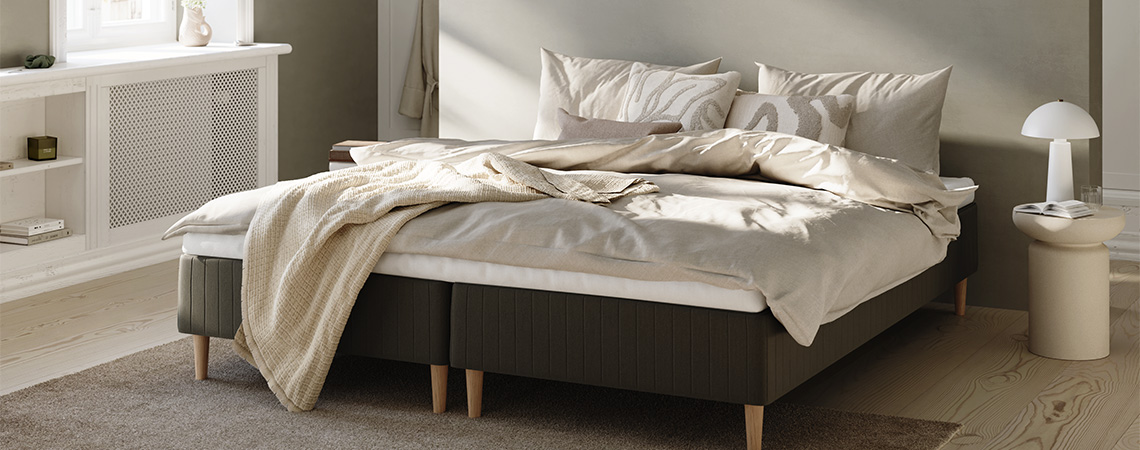 Doppelbett mit temperaturregulierendem Matratzentopper und Bettwäsche