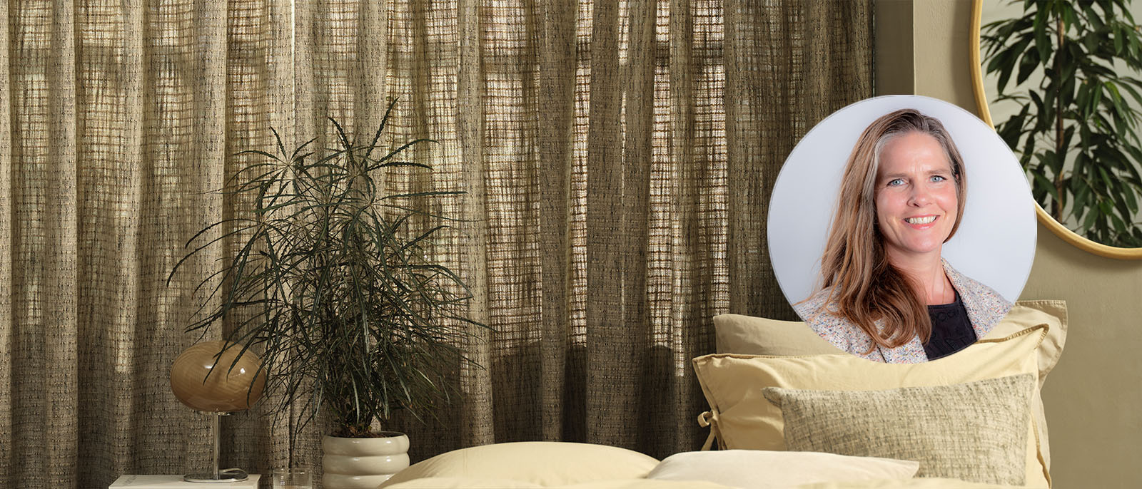 Fenster mit sandgrünem Vorhang im Schlafzimmer