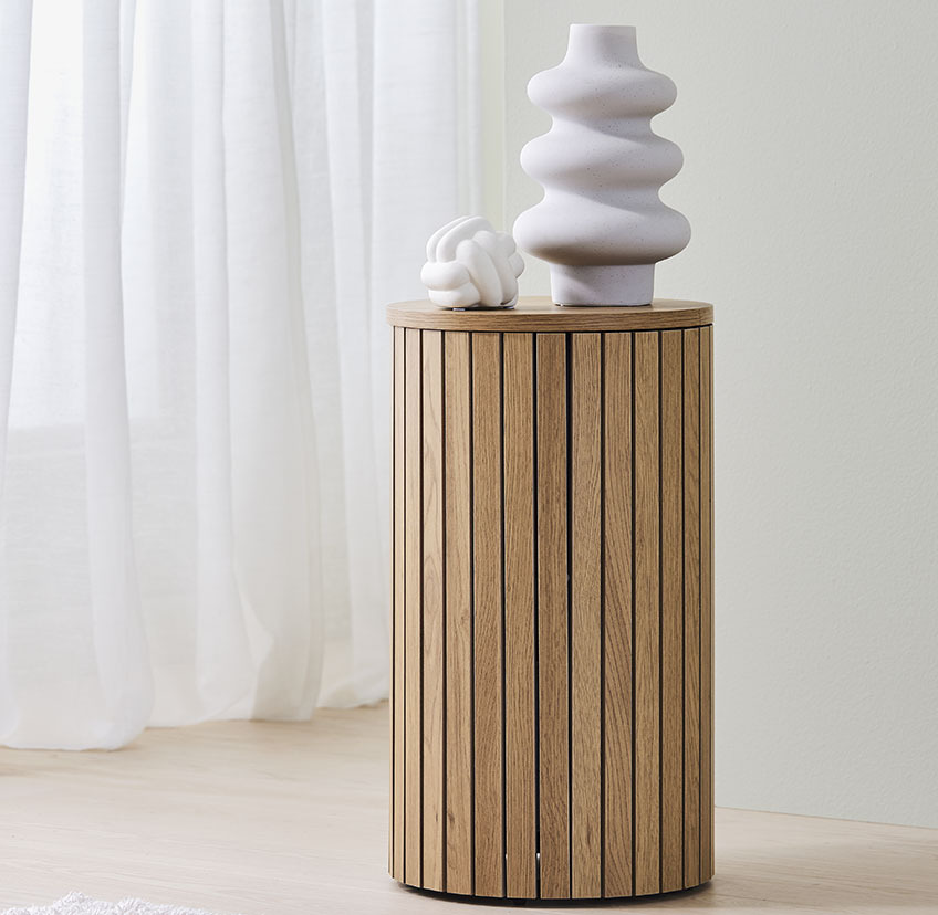 Sockel aus Eichenholz und eine weiße Vase darauf abgestellt