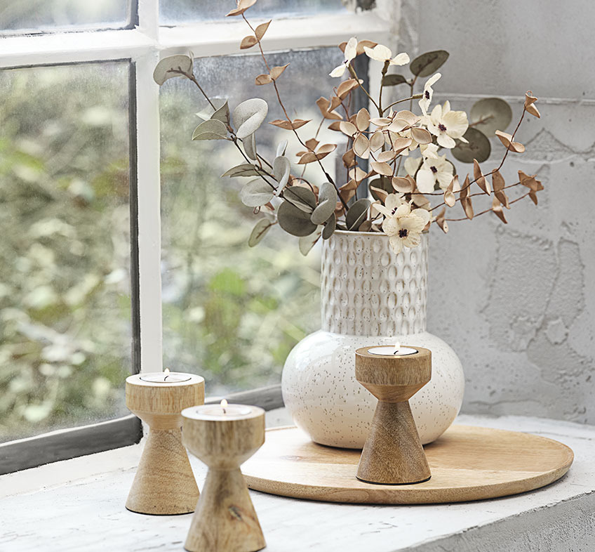 Beige oder weiße Prägemuster-Vase mit künstlichen Blumen und Teelichterhaltern aus Holz 