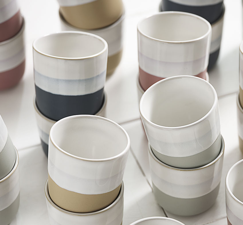 Porzellan-Becher mit Streifen mit verschiedenen Farben