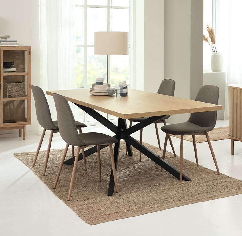 Olive Esszimmerstühle und Esstisch aus Holz im Wohnzimmer 