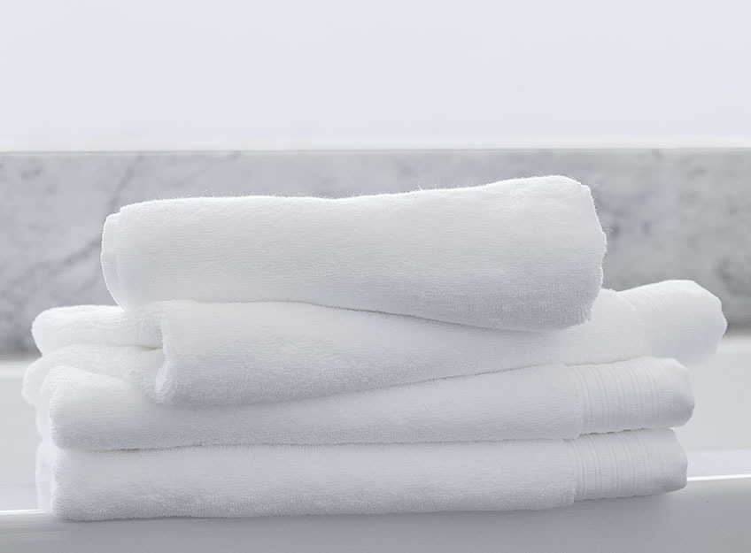 Weiße Handtücher im Badezimmer 
