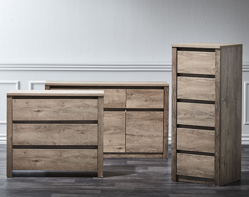 Zwei Holzkommoden und ein Sideboard