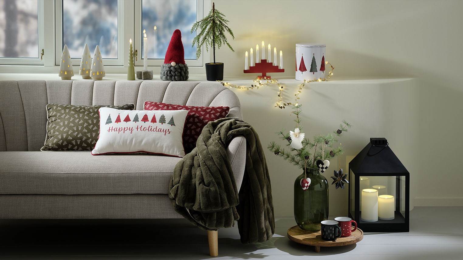 Gemütliches Wohnzimmer, eingerichtet mit skandinavischem Weihnachts-Dekor 