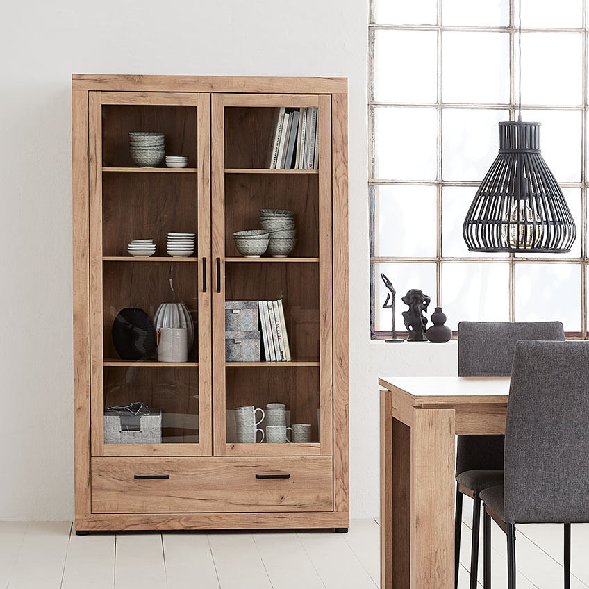 Hohe Holzvitrine mit Glastüren und einer Schublade