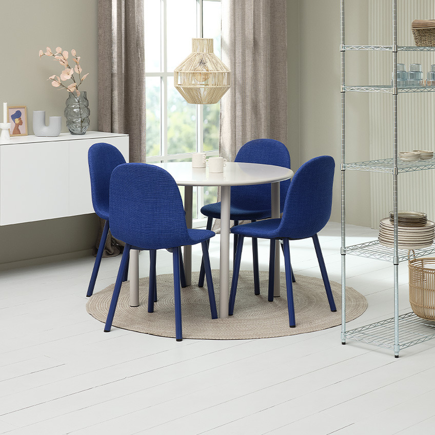 Esszimmerstühle mit Textilpolstern in Kobaltblau an Esstisch in hellgrau