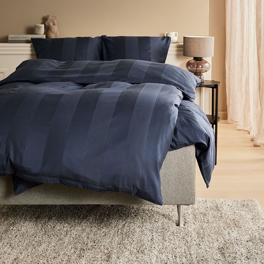 Satin-Bettbezug mit Streifen in zwei dunklen Blautönen 
