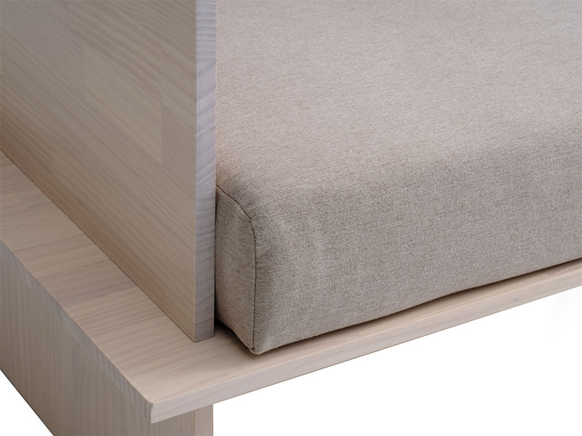 Sitzkissen in Sandbeige auf Tagesbett im Japandi Stil aus Kiefer