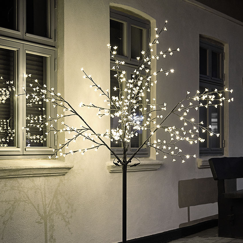 Großer LED Lichterbaum beleuchtet ein Haus 