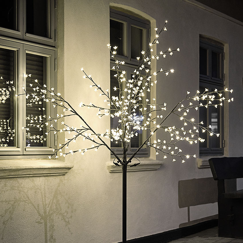 LED Lichterbaum YGGDRASIL Großer LED Lichterbaum beleuchtet ein Haus