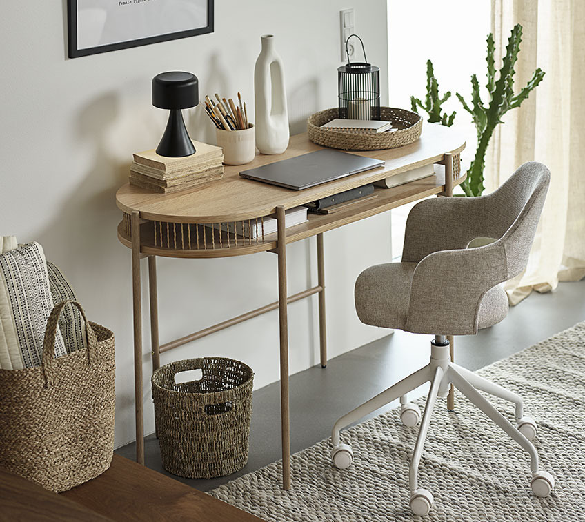 Schreibtisch und grauer Bürostuhl