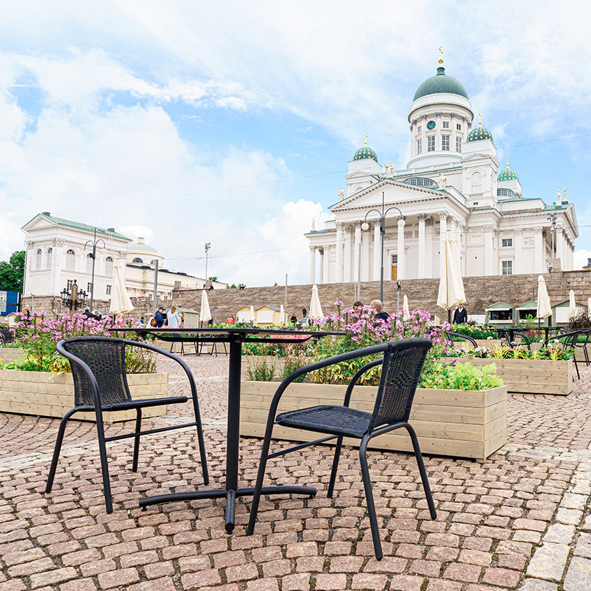 GRENAA stapelbarer Stuhl und Gartentisch Senatsplatz ausgestattet mit Gartenmöbeln
