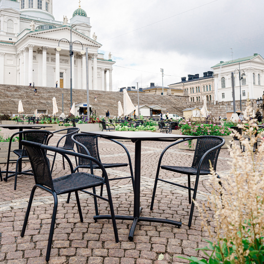 GRENAA stapelbarer Stuhl und Gartentisch Senatsplatz ausgestattet mit Gartenmöbeln