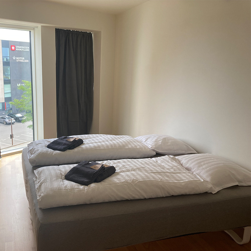 Bettbezug NELL, Vorhänge AMUNGEN Möbliertes Schlafzimmer mit Betten und Vorhängen