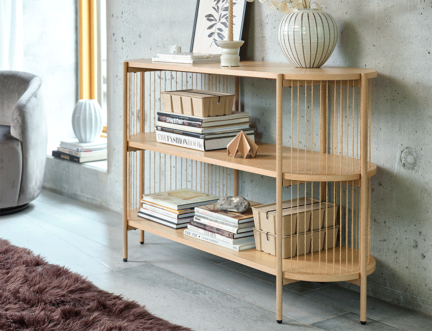 Offenes Sideboard mit Ablageflächen im Wohnzimmer