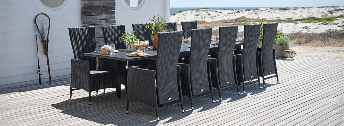 Großer Gartentisch und Stühle für 10 oder 12 Personen auf der Terrasse am Strand 
