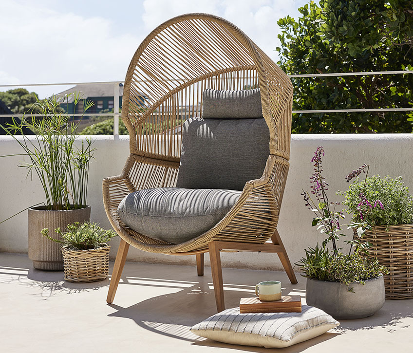 Großer Loungesessel auf einem sonnigen Balkon 