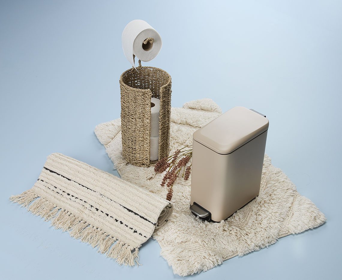 Badematten mit Toilettenpapierhalter und eckigem Treteimer