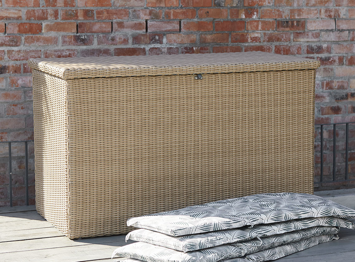 Gartenaufbewahrungsbox mit viel Stauraum auf einer Holzterrasse