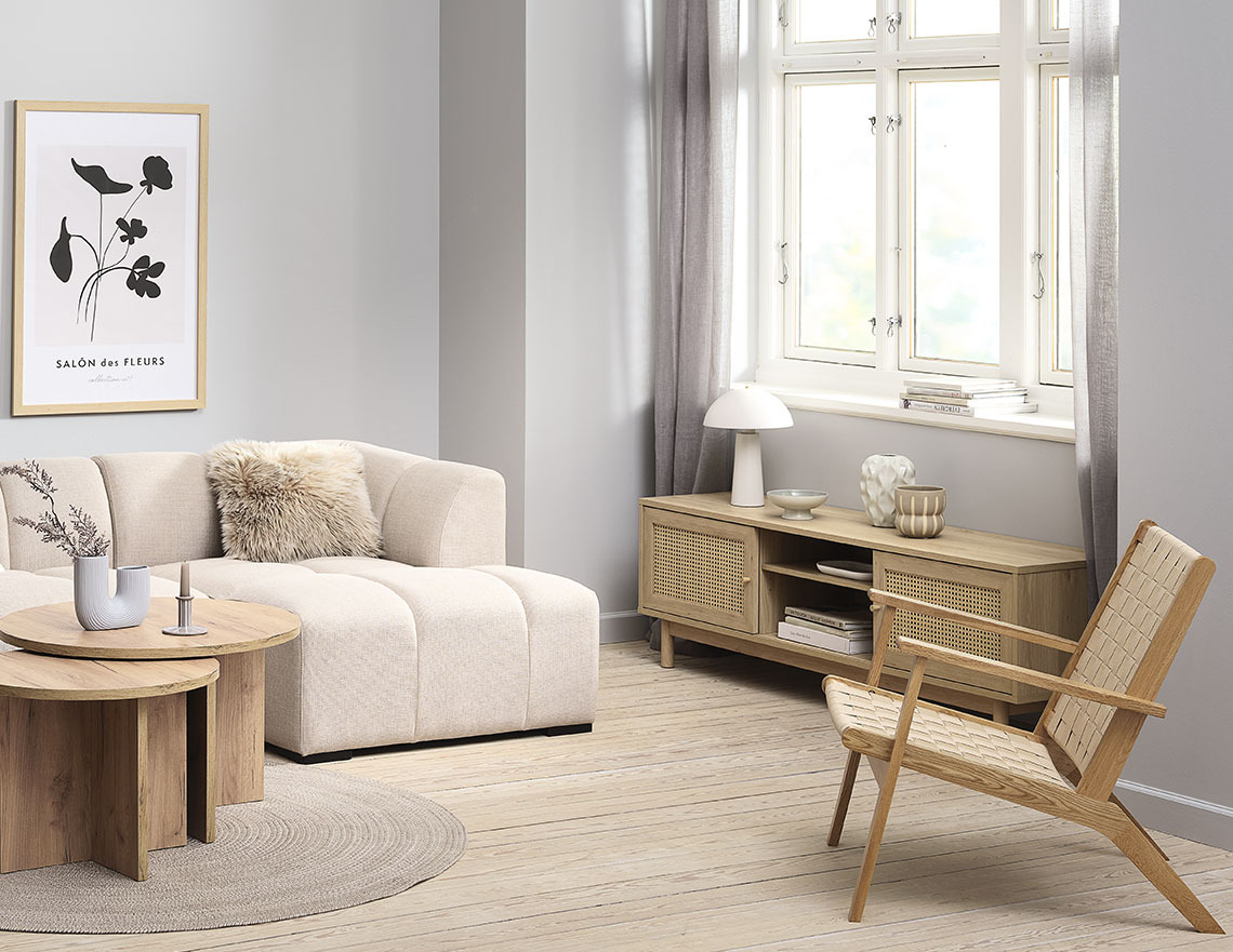 Fernsehschrank mit Stauraum, Sofa, Couchtische und Sessel in einem Wohnzimmer