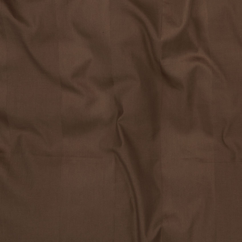 Nahaufnahme der schokoladenbraunen Baumwollbettwäsche, die Bettbezug und Kissenbezug umfasst