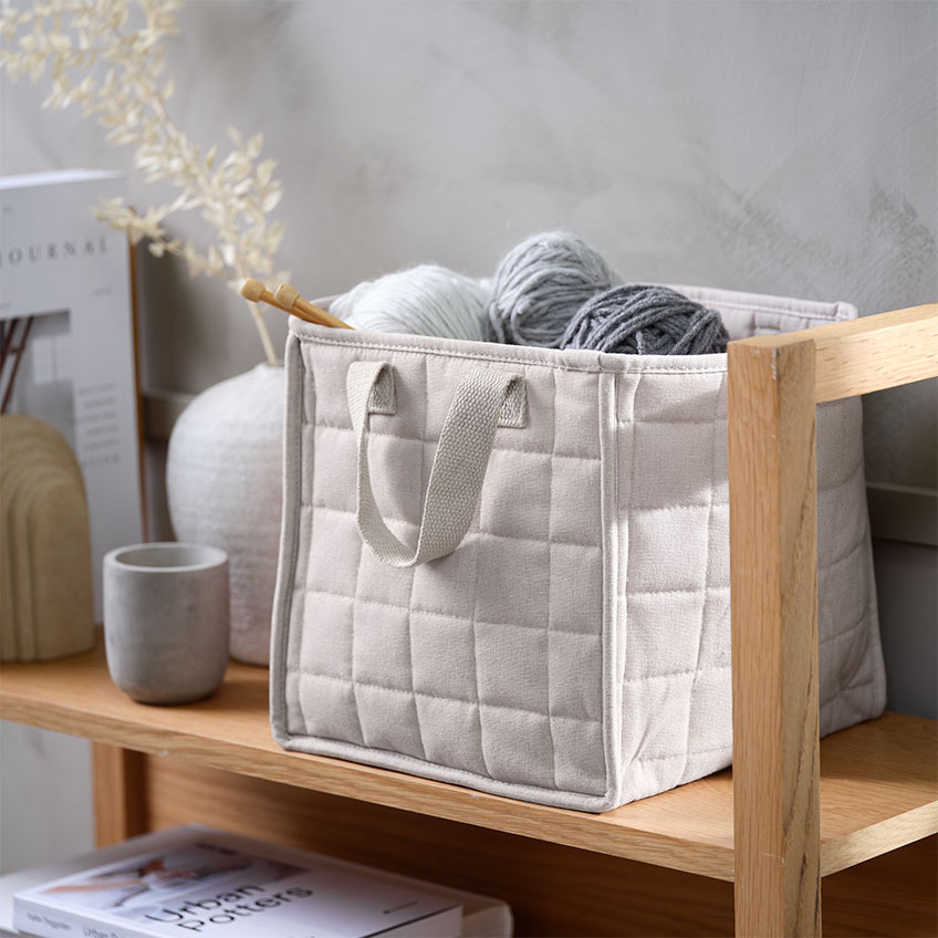 Der KETIL-Textilkorb besteht aus GRS-zertifizierter recycelter Baumwolle und Polyester Textilkorb aus GRS-zertifizierter recycelter Baumwolle und Polyester