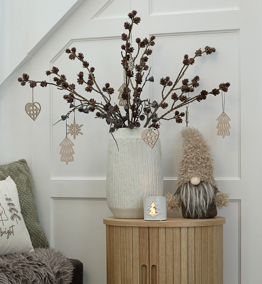 BESTLA Weihnachtsbaumschmuck, CHRISTIAN Vase und LARVIKIT Weihnachtswichtel Ein kleiner Tisch mit einer Vase mit Weihnachtsschmuck und einem Weihnachtswichtel daneben