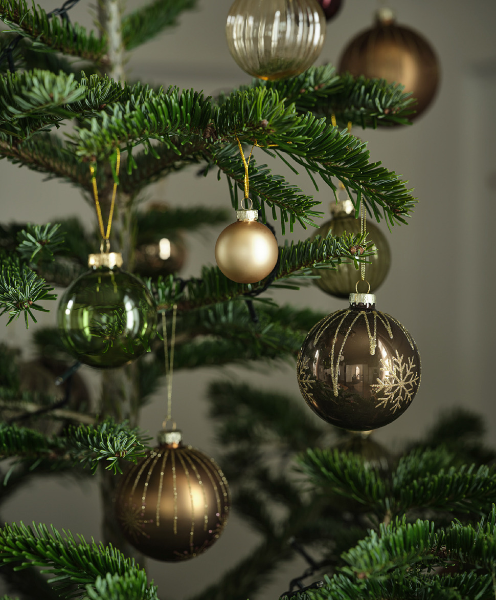 Ein mit Glitzerkugeln geschmückter Weihnachtsbaum