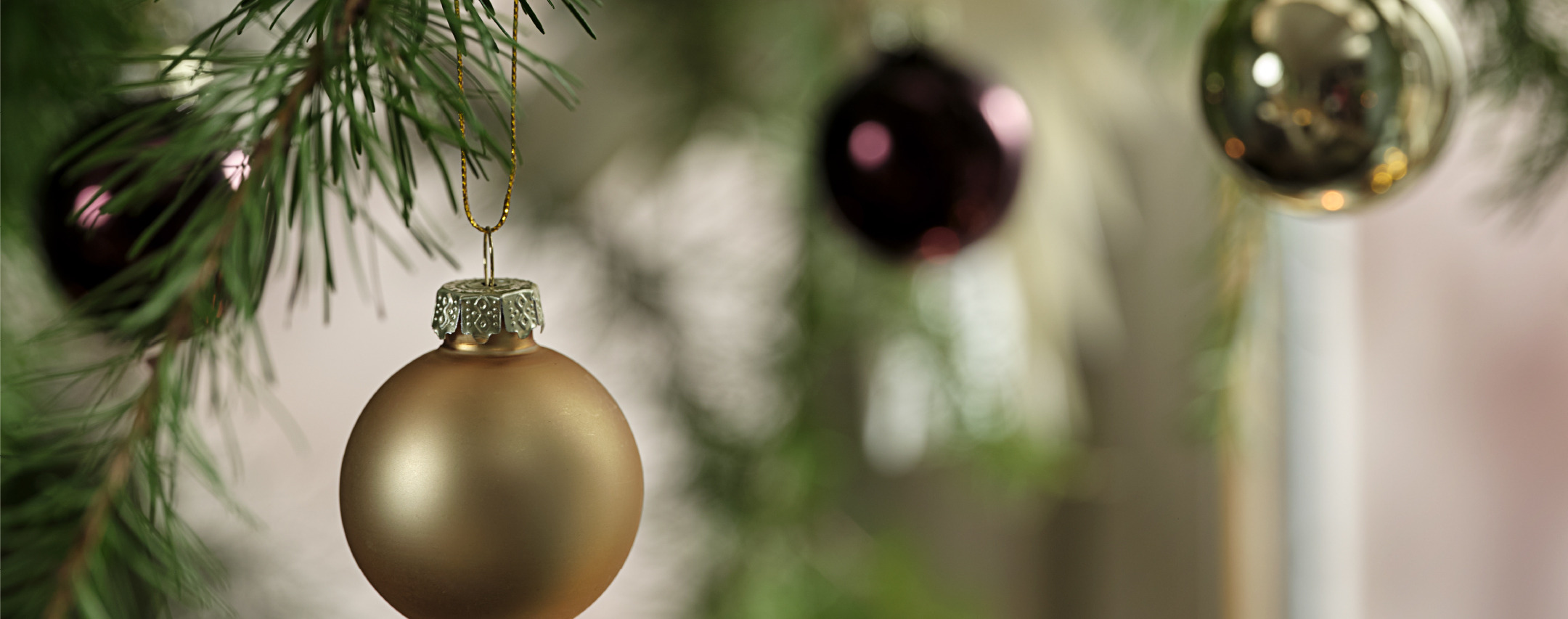 Weihnachtsbaum mit Christbaumkugeln