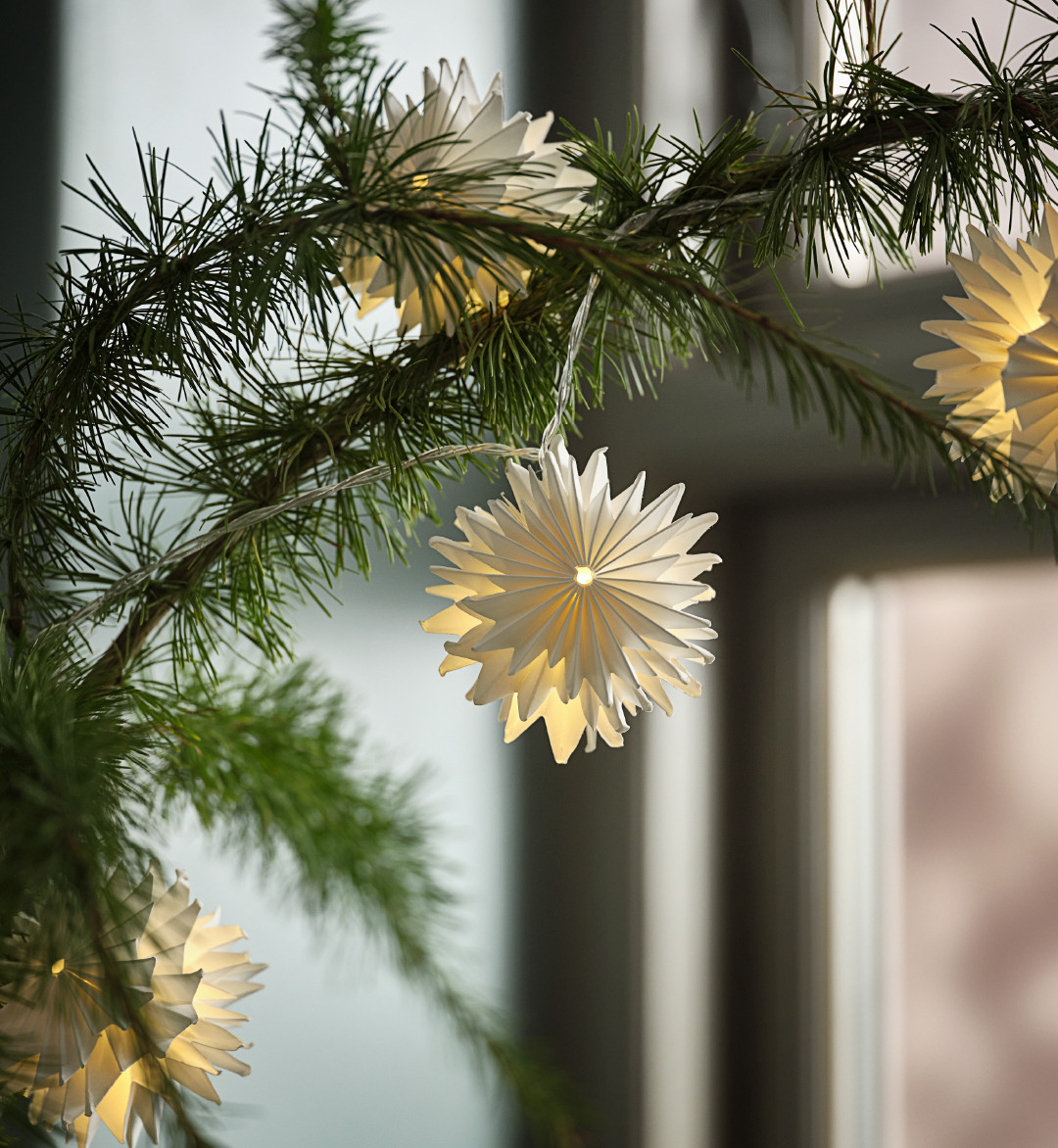 Dekorative Lichterkette mit Papiersternen und LED-Licht