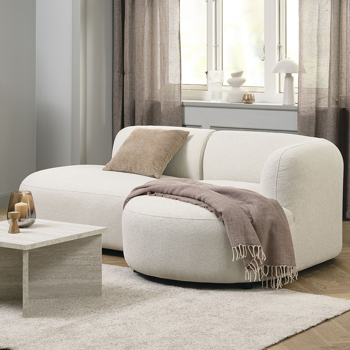 Beiges 2-Sitzer-Sofa mit runden und organischen Formen