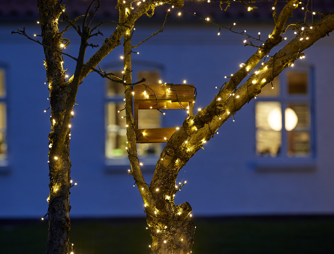 Lichterkette um einen Baum umwickelt