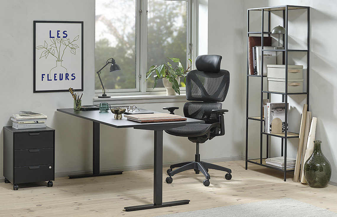 Stehschreibtisch SVANEKE, Bürostuhl VARPELEV und Bücherregal TRAPPEDAL Büro mit Stehschreibtisch, Bürostuhl und Bücherregal