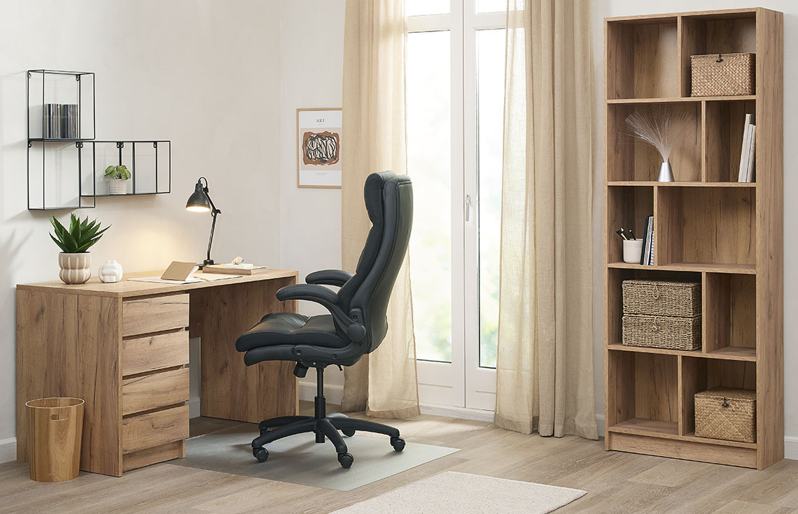 Schreibtisch LIMFJORDEN, Bürostuhl KASTBJERG und Bücherregal MOSBJERG Einrichtung des Büros mit Schreibtisch, bequemem Bürostuhl und Bücherregal