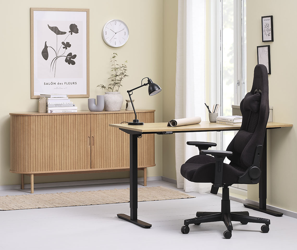 Büro mit Stehpult SVANEKE, Gaming-Stuhl NIBE und Sideboard LYNGVIG Gemütliche Büroeinrichtung mit Stehpult, Gaming-Stuhl und Sideboard