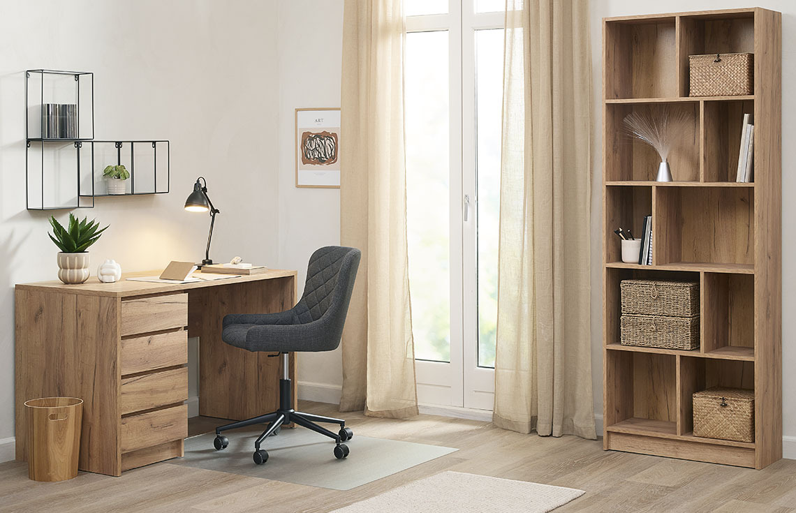 Schreibtisch LIMFJORDEN, Schreibtischstuhl PEBRINGE und Bücherregal MOSBJERG Einrichtung eines Büros mit Schreibtisch, elegantem Schreibtischstuhl und Bücherregal