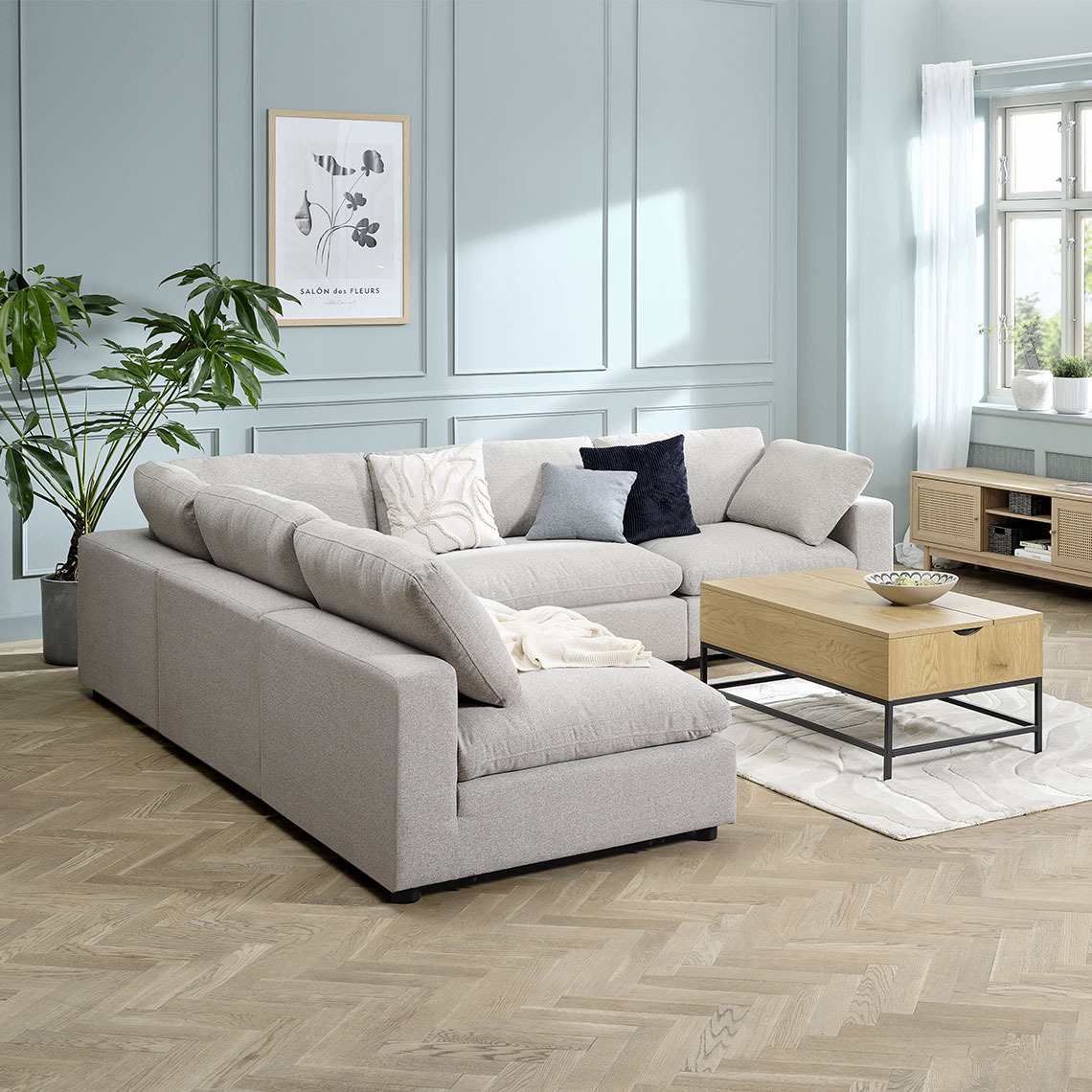 Beiges modulares Ecksofa, umgestellt zu einer L-Form in einem modernen Wohnzimmer