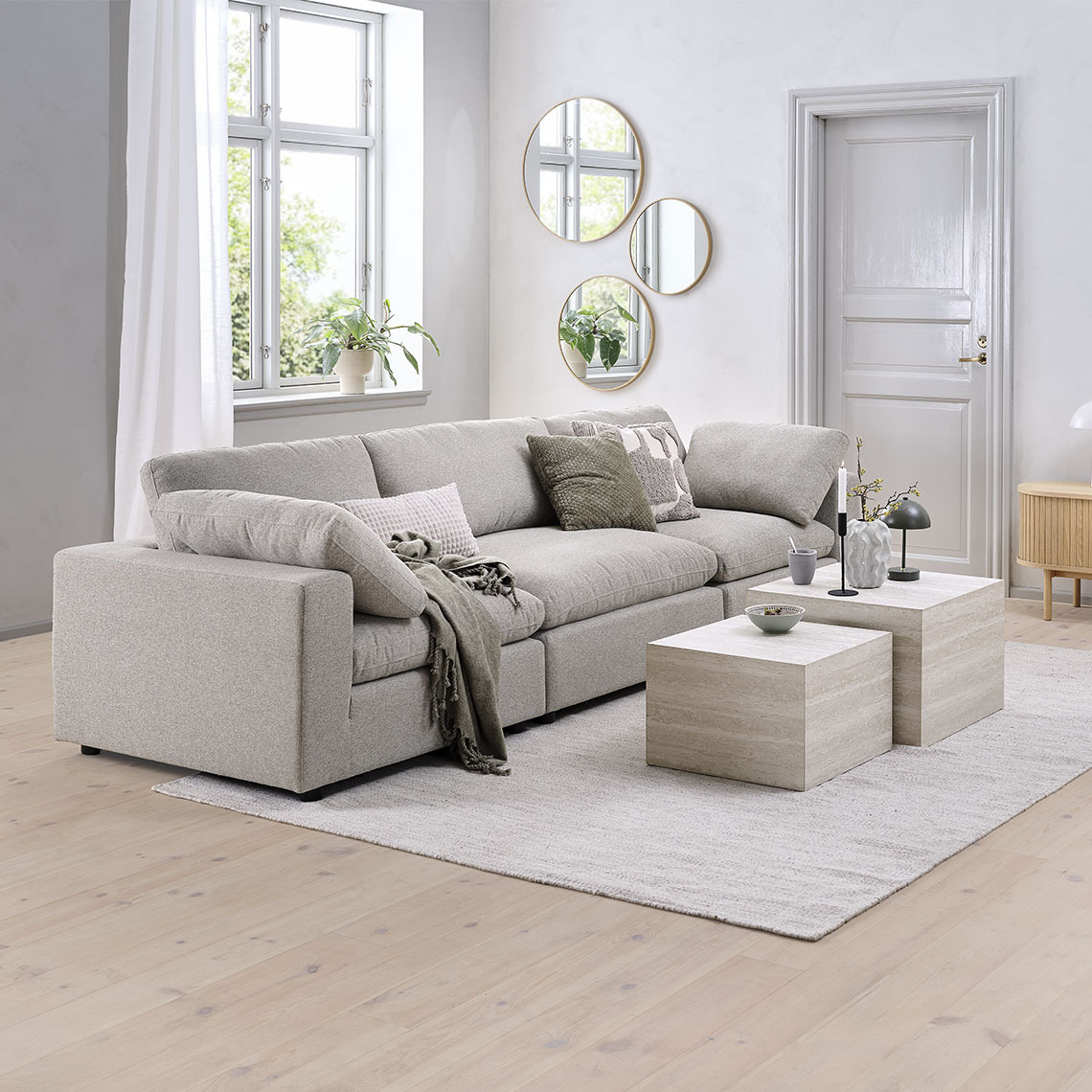 Beiges modulares Sofa, umgestellt zu einem 3-Sitzer-Sofa in einem stilvollen Wohnzimmer