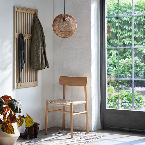 Wohnen wie in Skandinavien Eine Garderobe aus Holz an der Wand