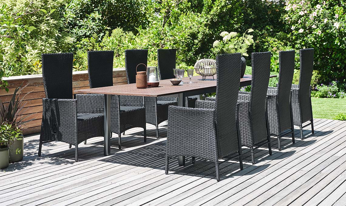 Großer Gartentisch und Stühle für 8 oder 10 Personen auf der Terrasse im Garten