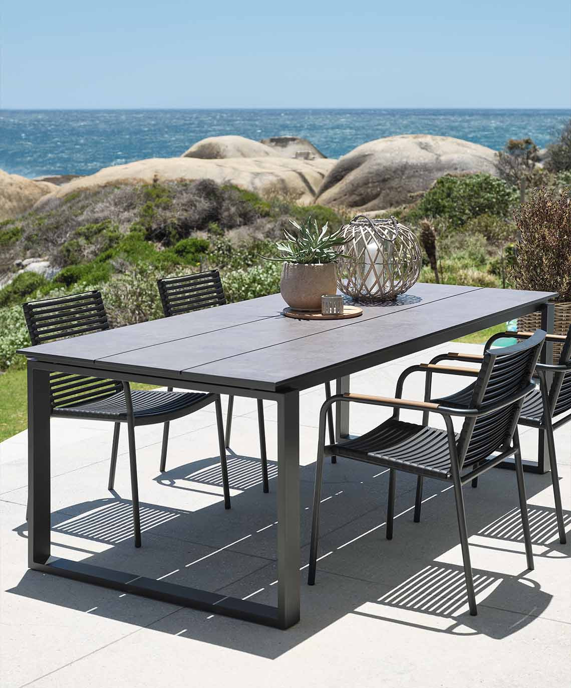 Großer Gartentisch und Stühle auf der Veranda am Strand